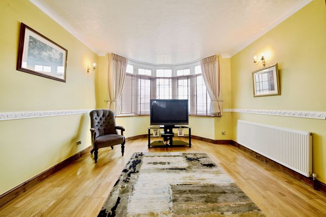 58, Shirley Gardens, Barking photo 4