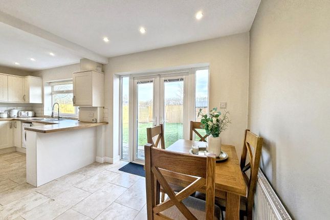 7 Croft Way, Weedon, Northamptonshire photo 3