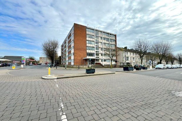 Flat to rent in Cliftonville Court, Hove BN3