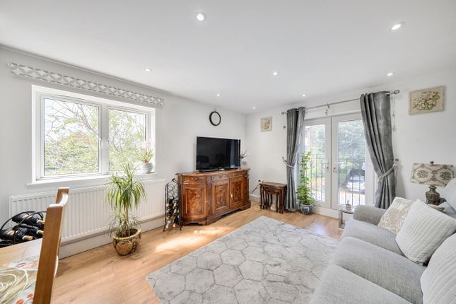 Flat 3 Karun House, 10, Brittain Road, Surrey photo 2