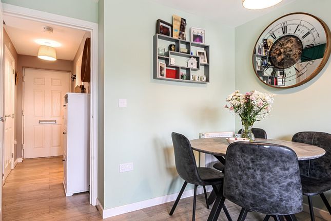 15, Kestrel Crescent, Witney photo 2