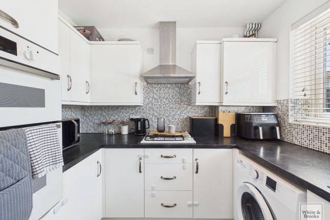 3 Sun Park Close, Bognor Regis photo 3