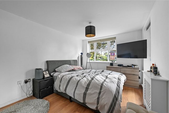 Flat to rent in Shore Point, High Road, Buckhurst Hill