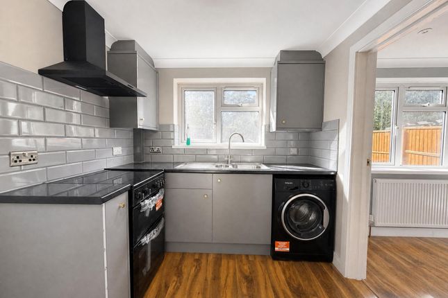 75, Sutton Field, Bordon photo 4