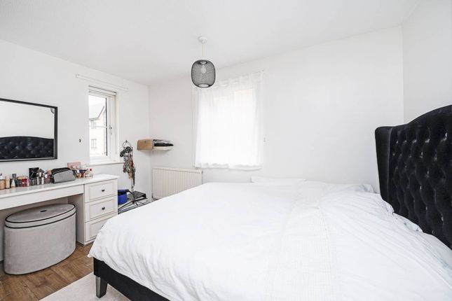 Flat for sale in Stainsbury Street, Bethnal Green, London