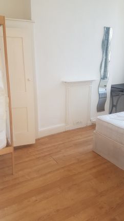 Flat to rent in Brookwood Road, Southfields