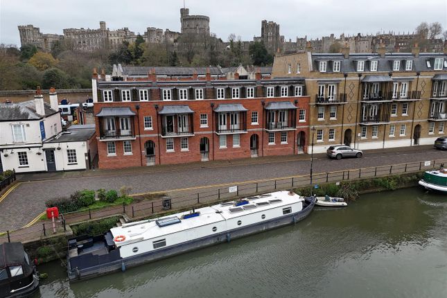 2-bed other on 1 Harbour, Thames Side, Windsor, £240,000