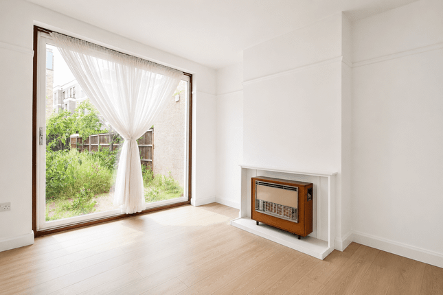 15 Carlyon Close, Wembley photo 4