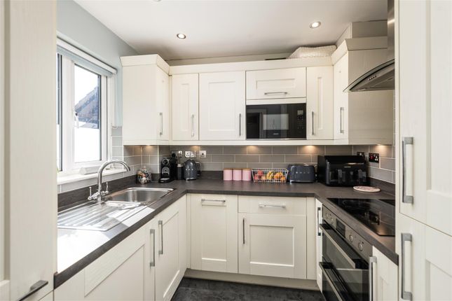 Flat 4, 11, Canons Close, Reigate photo 3