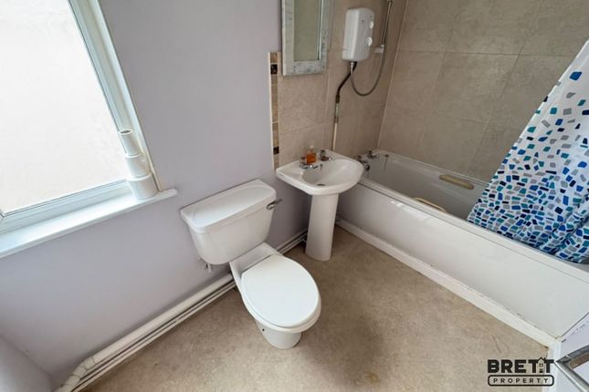 Flat 2, 4, Marble Hall Road, Milford Haven photo 5