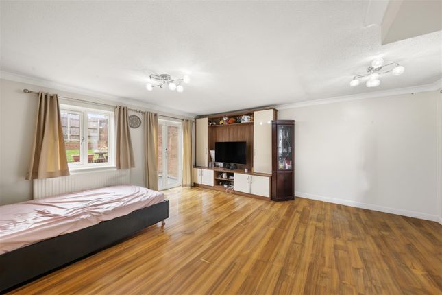 1, Kent Close, Uxbridge photo 3