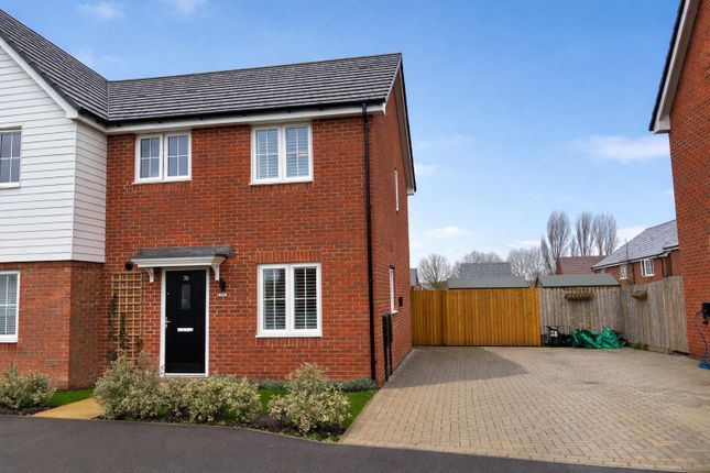 2-bed house on 30, Woodlark Way, Wokingham, £400,000