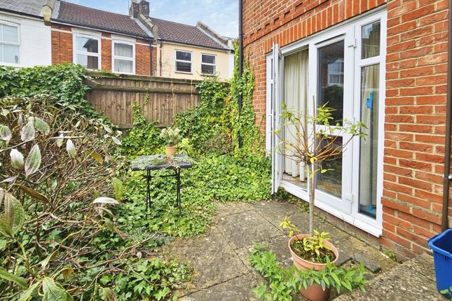 Flat 2 Harriet Court, 12, Beechnut Road, Aldershot photo 4