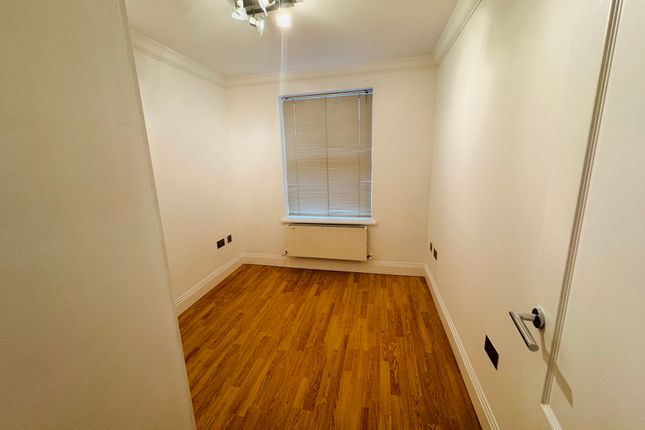 Flat to rent in Meyrick Road, London