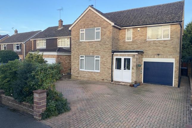Thumbnail Detached house for sale in Kitsmead, Copthorne, Crawley