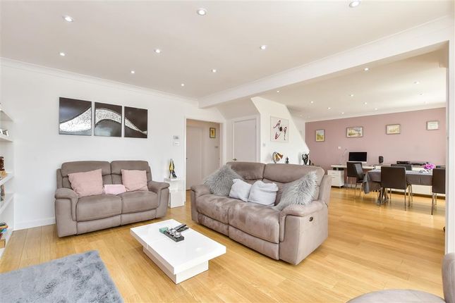 Lounge/ Dining Room