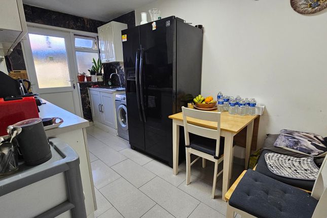 7, Third Avenue, Wembley photo 4
