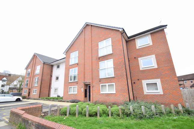 Flat to rent in Oakridge Road, High Wycombe, Buckinghamshire