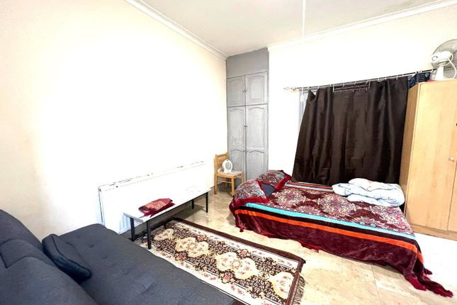 Studio Flat With Seperate Kitchen Off Ilford Lane- Â£1350 Inclusive Bills