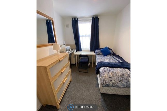 Room to rent in Bedford Road, Reading