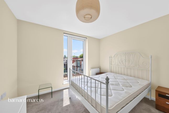 Flat 20, Holdsworth Lodge, 66, Lankaster Gardens, London photo 4