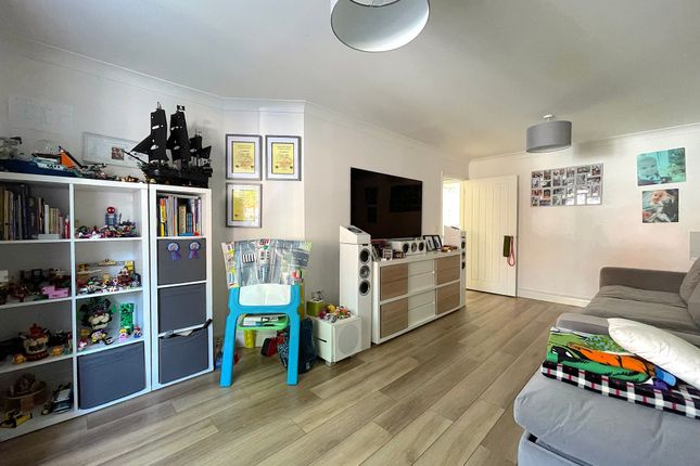 14 Edward Vinson Drive, Faversham photo 3