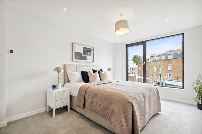 Flat for sale in Battersea High Street, London