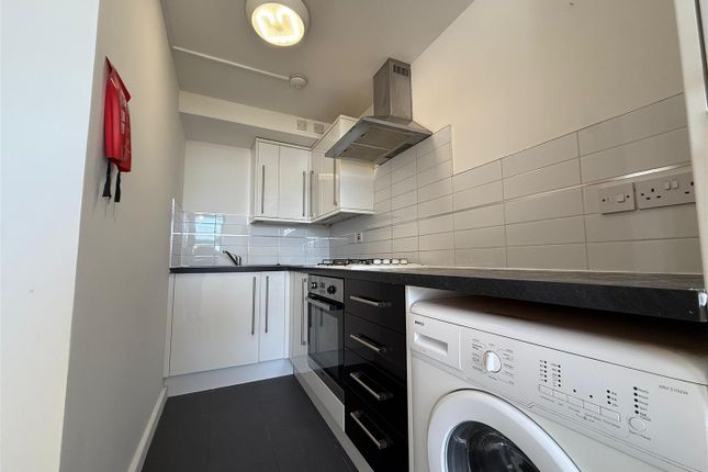 Flat 8, 14, Victoria Road, Romford photo 4