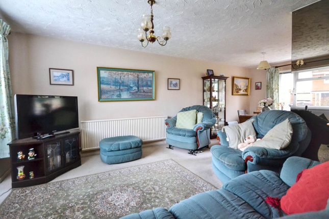 25, Plantation Crescent, Tewkesbury photo 3