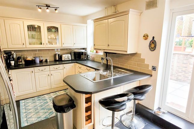 27, Whippendell Way, Orpington photo 4