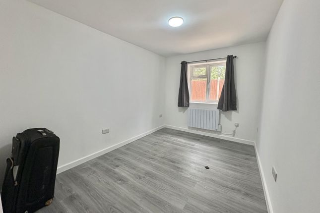 141, Cleave Avenue, Hayes photo 3
