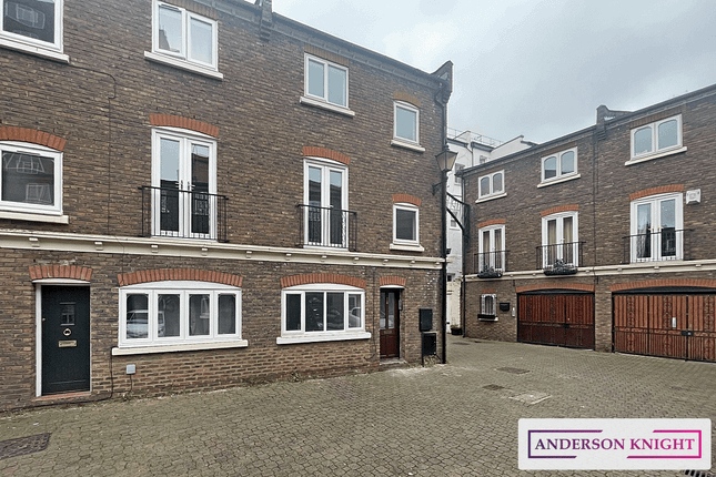 End terrace house to rent in London