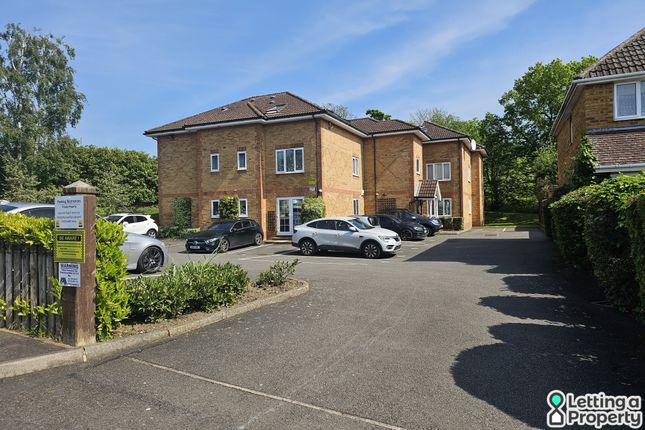 Thumbnail Flat to rent in Oakwood Road, Bricket Wood, St. Albans, Hertfordshire