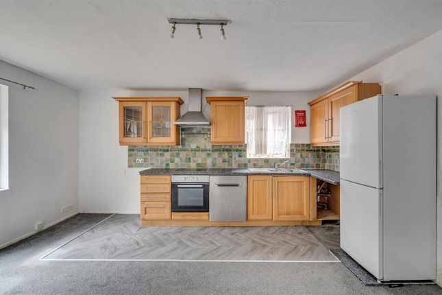 2, Harp Island Close, London photo 4