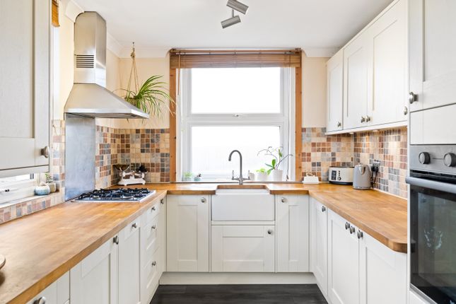 Flat for sale in Ref: Sb - Russ Hill, Charlwood