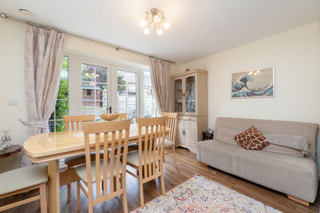 34, Forelle Way, Carshalton photo 2