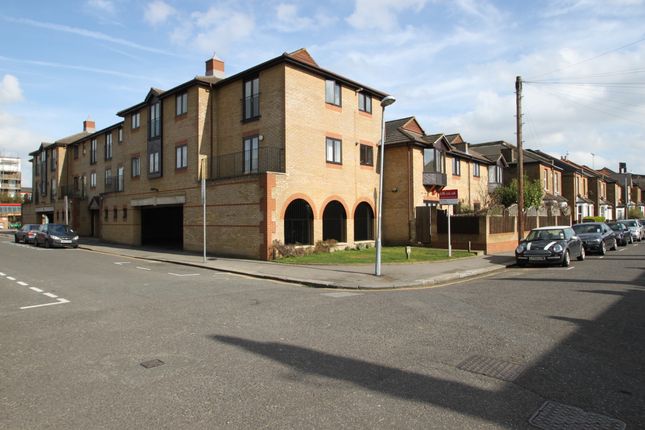 Thumbnail Flat to rent in Hardman Road, Kingston Upon Thames, Surrey