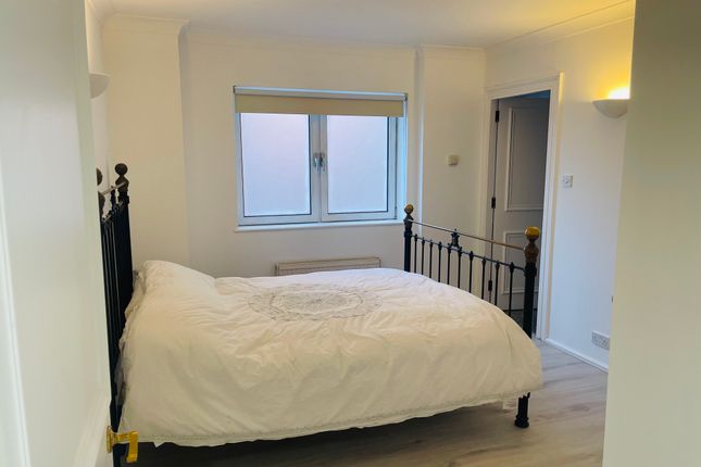 Flat for sale in Watermans Quay, Fulham