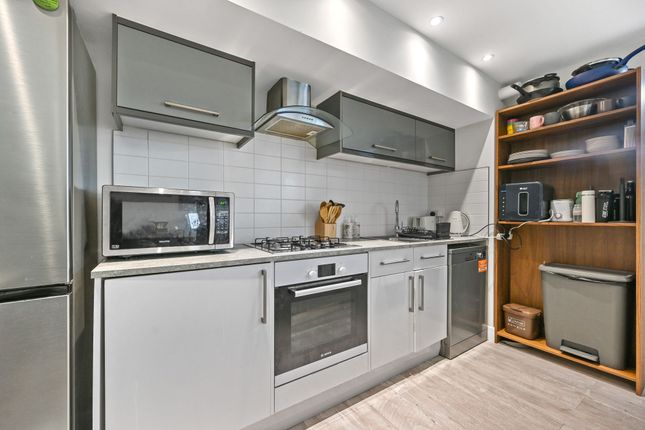 1 Park Avenue Mews, Mitcham photo 2