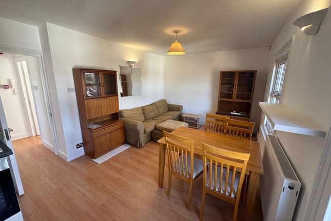 2-bed house on 4D Crescent Road, london, £2,000/mo