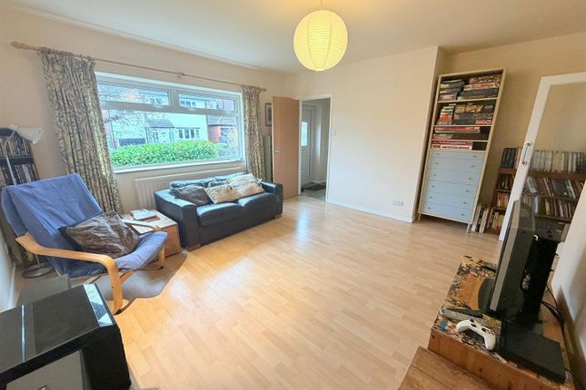 18, High Bank Avenue, Stalybridge photo 2