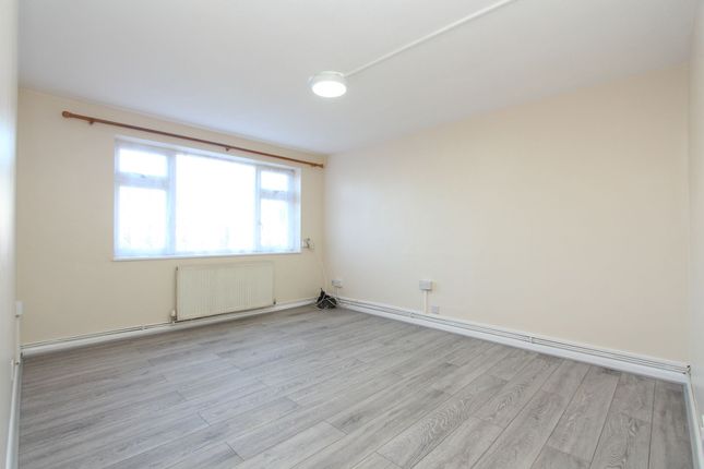 15 Nicola Close, Harrow photo 3