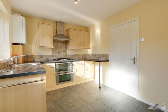 Town house to rent in Albert Avenue, New Whittington, Chesterfield, Derbyshire