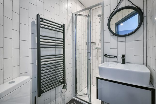 Room 4, Amaya House, 133a, George Lane, South Woodford photo 5