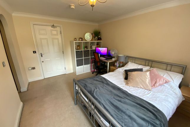 Room 3 2,, Coopers Rise, High Wycombe photo 5