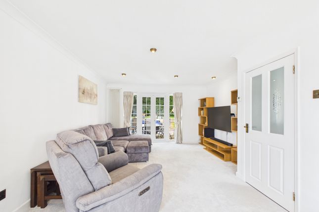 8 Dickins Way, Horsham photo 3