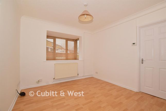 29, Brooklands Road, Crawley photo 3