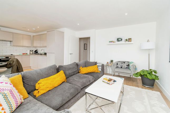 Flat for sale in Royal Crescent Road, Ocean Village, Southampton