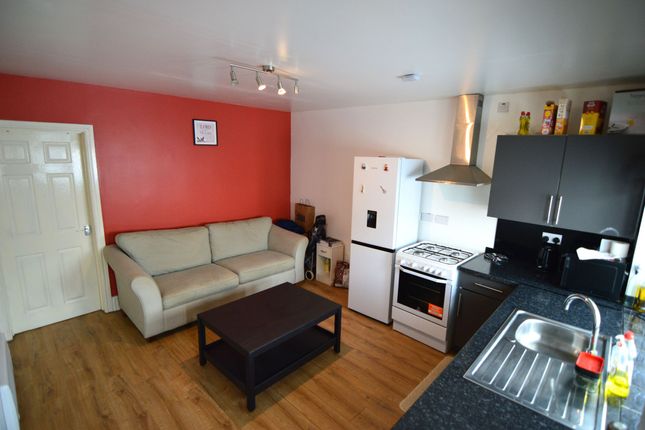 Thumbnail Flat to rent in Gainsborough Road, Leicester