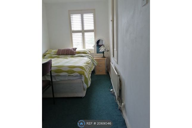 Room to rent in Craneford Way Twickenham, Twickenham